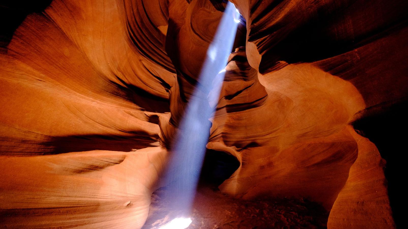 beam of light in Lower Antelope Canyon