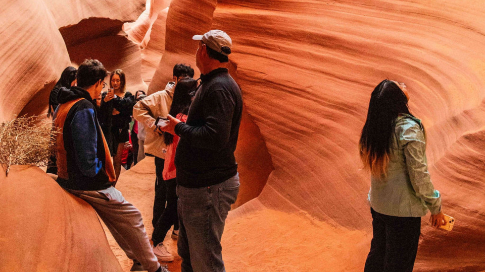 People touring in Lower Antelope Canyon